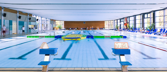 50-Meter-Sportbecken mit Spielger&auml;t